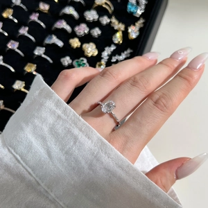 Dettaglio di un anello in argento S925 con zircone ovale indossato sulla mano