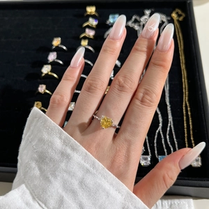 Vue macro détaillée d'une bague avec zircon jaune en forme de cœur et monture en argent