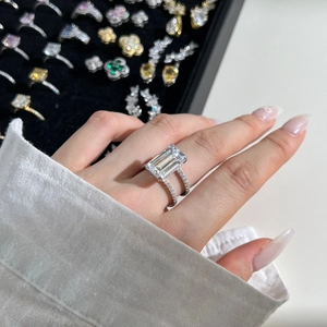 Primer plano de piedra talla esmeralda en anillo de doble banda en plata S925