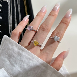 Détail macro d'une bague en argent S925 avec zircon en cœur et serti pavé