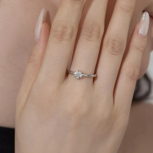 Bague fleur élégante en argent sterling S925 avec zircons portée par un modèle