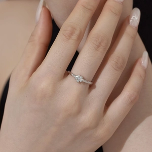 Bague élégante en argent sterling S925 avec zircons en fleur de pêcher sur main