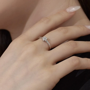 Élégante bague fleur en argent sterling S925 sertie de zircons portée au doigt