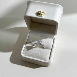 Vue macro de la bague en argent avec zircon coeur dans son écrin blanc à couronne