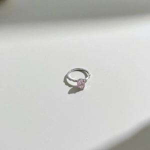Dettaglio macro della gemma rosa ovale taglio ghiaccio con pavé di diamanti scintillanti