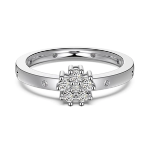 Bague fleur élégante en argent sterling S925 avec zircons brillants sur fond blanc