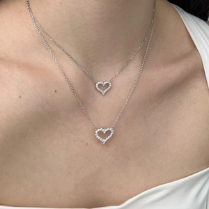Collier double rang en argent massif S925 avec pendentifs en forme de cœurs étincelants