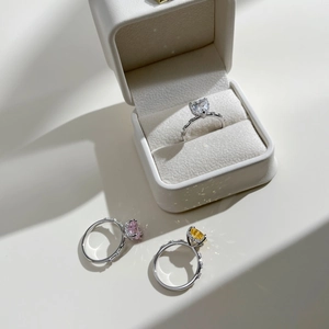 Trois bagues en argent S925 avec zircons colorés en forme de cœur dans un coffret