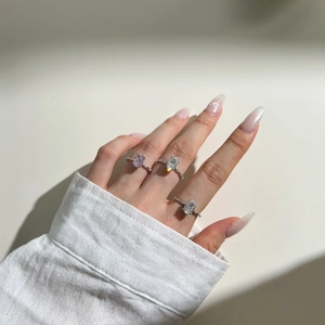 Tre anelli ovali in argento con zirconi 8A indossati con luce laterale elegante