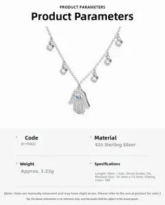 Détail macro du collier Hamsa en argent S925 avec œil bleu et zircons brillants