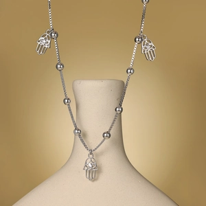 Détail du collier en argent S925 avec pendentif main de Hamsa, zircon et perles polies