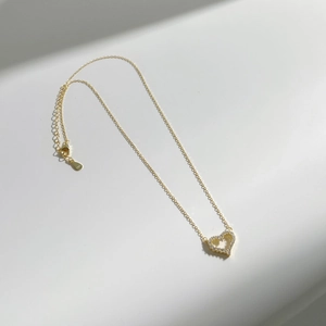 Détail du poinçon argent S925 sur chaîne dorée avec pendentif coeur scintillant
