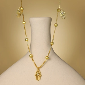 Collier en argent S925 avec pendentif main de Hamsa dorée sur un buste minimaliste