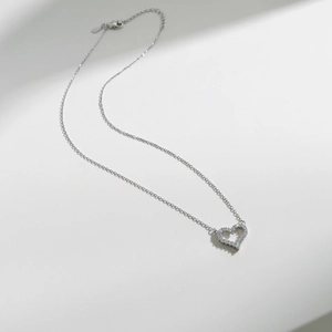 Gros plan du collier pendentif cœur en argent S925 orné de zircons scintillants