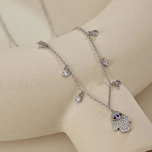 Gros plan détaillé du pendentif Main de Fatma en argent S925 avec zircons et œil bleu