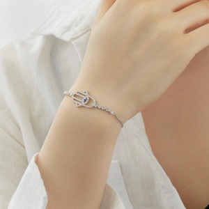 Bracelet main de Fatma réglable en argent 925 avec œil bleu et zircons pavés