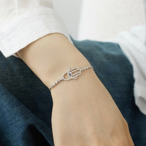 Détail du bracelet main de Fatma en argent S925 serti de zircon bleu porté au poignet