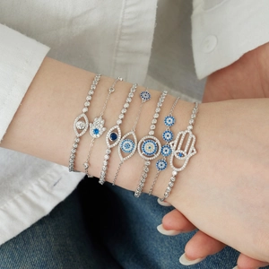 Gros plan de bracelets en argent S925 avec l'œil d'Horus et zircon sur le poignet
