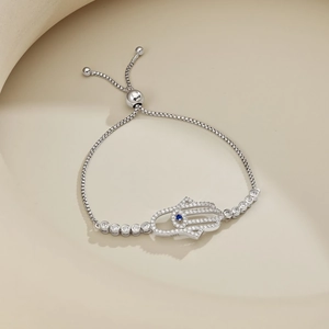 Détail du bracelet main de Hamsa en argent S925 avec zircons et pierre bleue incrustée