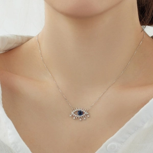 Élégant collier œil porte-bonheur en argent S925 avec zircons et étoiles sur un mannequin