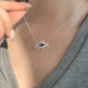 Gros plan du collier en argent S925 avec pendentif œil maléfique et zircons brillants