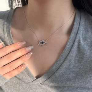 Détail du collier mauvais œil en argent S925 avec zircon bleu et petits cristaux brillants