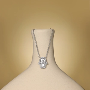 Vue détaillée du collier main de Fatma en argent S925 avec zircons cubiques scintillants