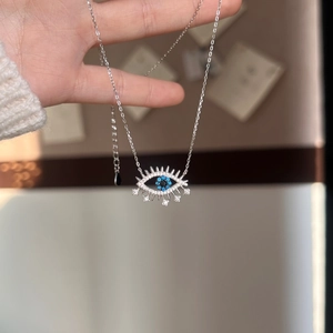Détail du pendentif œil maléfique en argent 925 avec zircons bleus et noirs incrustés