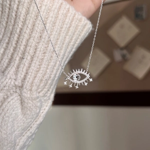 Gros plan du pendentif œil protecteur en argent S925 serti de zircon sur chaîne fine