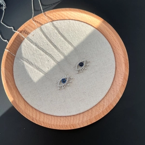 Gros plan détaillé de pendentifs œil du diable en argent S925 sertis de zircon sur plateau