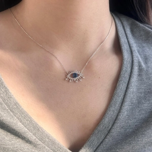 Collier Mauvais Œil en argent S925 avec zircon bleu porté par un mannequin