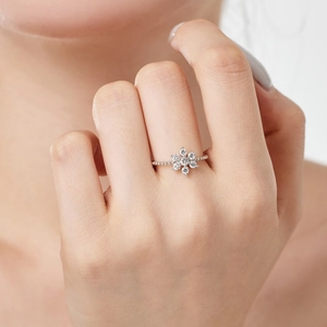 Anello a fiocco di neve in argento S925 con zirconi indossato dalla modella