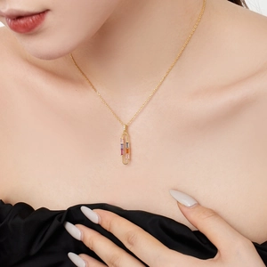 Détail d'un collier en argent S925 avec pendentif vertical et cinq cristaux colorés
