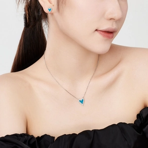 Gros plan sur l'ensemble collier et boucles d'oreilles cœur en argent 925 et turquoise