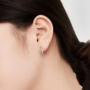Détail de boucles d'oreilles en argent S925 avec maillon ovale et zircons baguette
