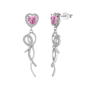 Boucles d'oreilles cœur en argent S925 avec zircon rose et glands en ruban sur fond blanc
