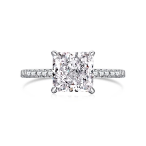 Lujoso anillo de plata S925 con circonita talla princesa y banda con engaste de pavé