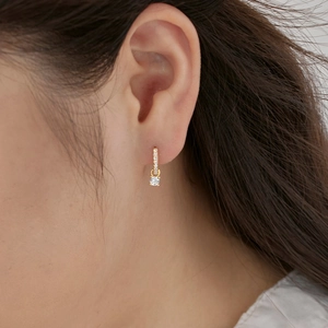 Élégantes créoles en argent S925 plaqué or avec zircons portées par un mannequin