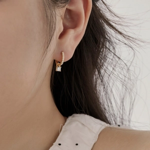 Gros plan de boucles d'oreilles en argent S925 dorées avec zircons et pendentifs