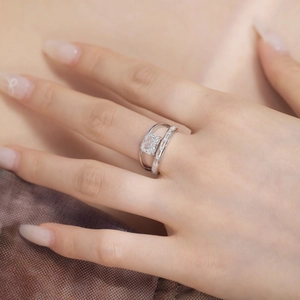 Bague en argent massif S925 avec grand zircon rectangulaire porté par un mannequin