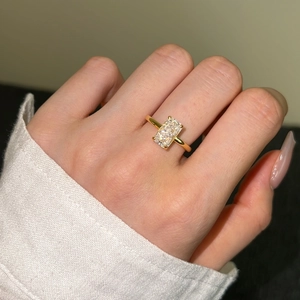 Elegante anillo de plata S925 dorada con circonita corte hielo lucido en mano