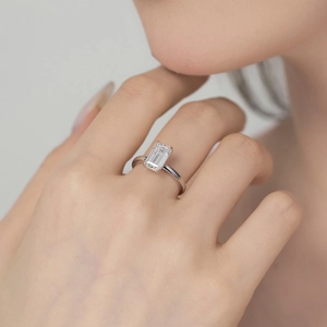 Detailed view of an emerald cut rectangular zircon ring in a 925 silver four-prong setting