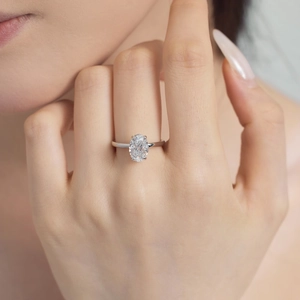 Bague élégante en argent S925 avec un oxyde de zirconium ovale 6x9mm et sertissage à griffes