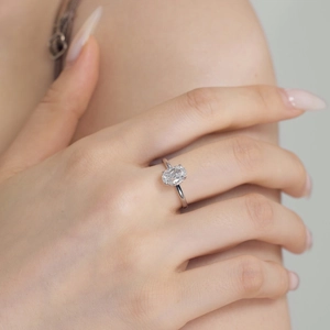 Détail d'une bague en argent 925 avec zircone cubique ovale 8A taille glace étincelante