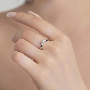 Detailed view of an S925 sterling silver V-shaped wave ring with cubic zirconia stones