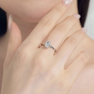 Vue macro de la bague en argent S925 avec zircon ovale 6x9mm taillé en fleur de glace poli