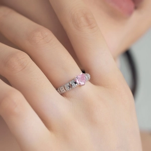 Detailansicht eines S925 Silberrings mit rosa Herzstein und geripptem Metallband