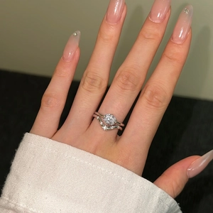 Foto macro del conjunto de anillos en plata 925 con circón ovalado y banda en V