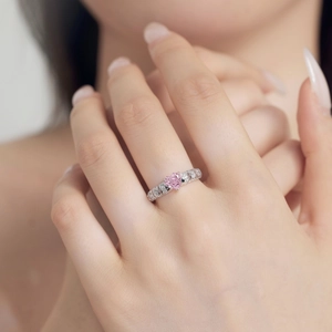 Nahaufnahme von S925 Silberring mit herzförmigem rosa Stein und Pavé-Diamanten
