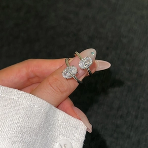 Détail de deux bagues en argent S925 avec zircons ovales de coupe glacée 8A
